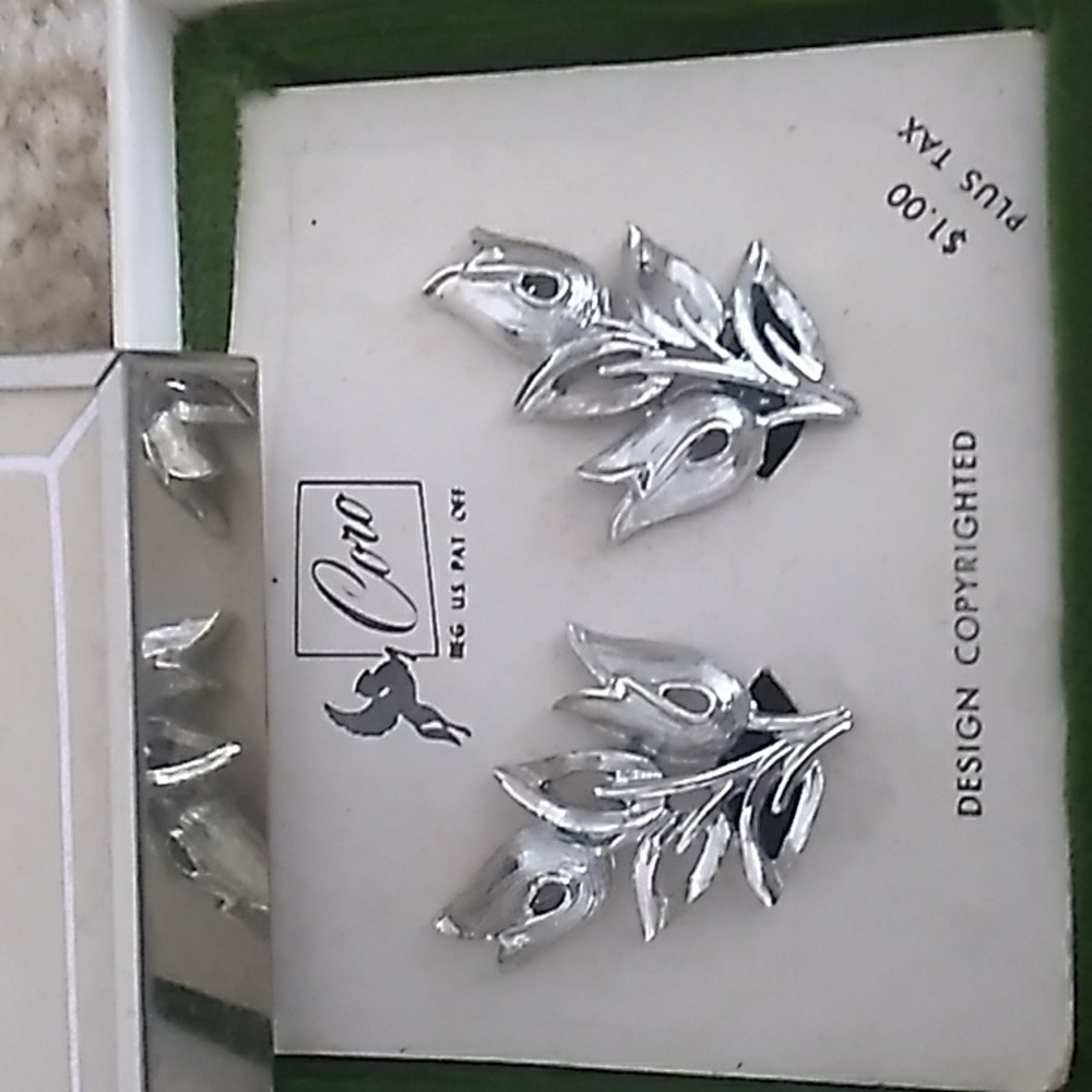 A VINTAGE CORO SILVER TONE CLIP-ON EARRINGS. NWB. SB.30